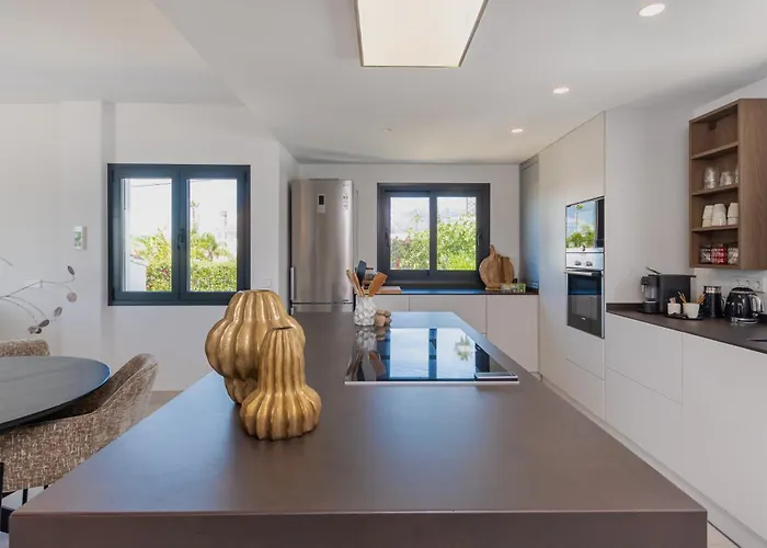 Wonderful Near With Mediterranean Views Будинок відпочинку